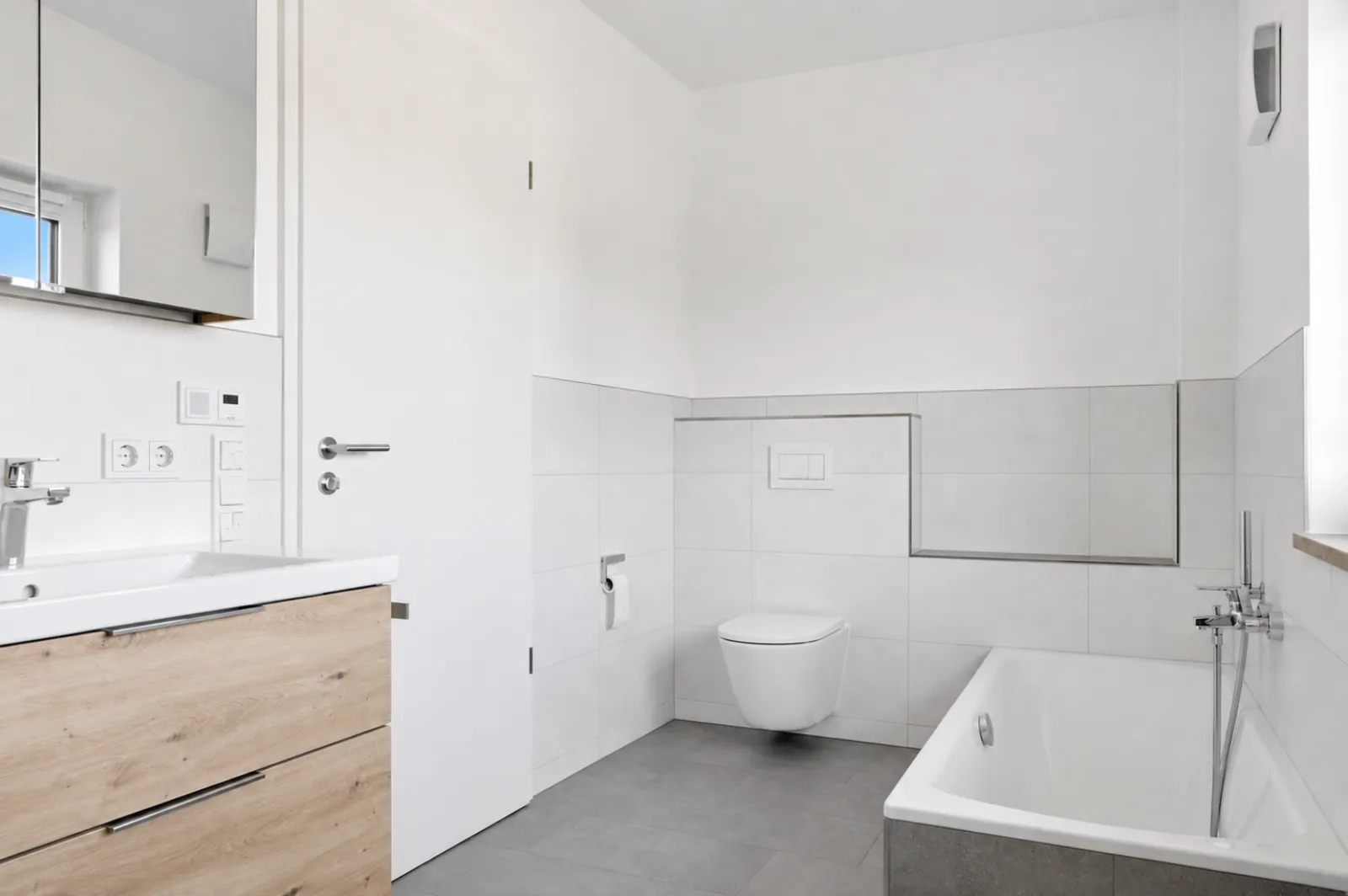 Badezimmer mit Badewanne und Tageslicht