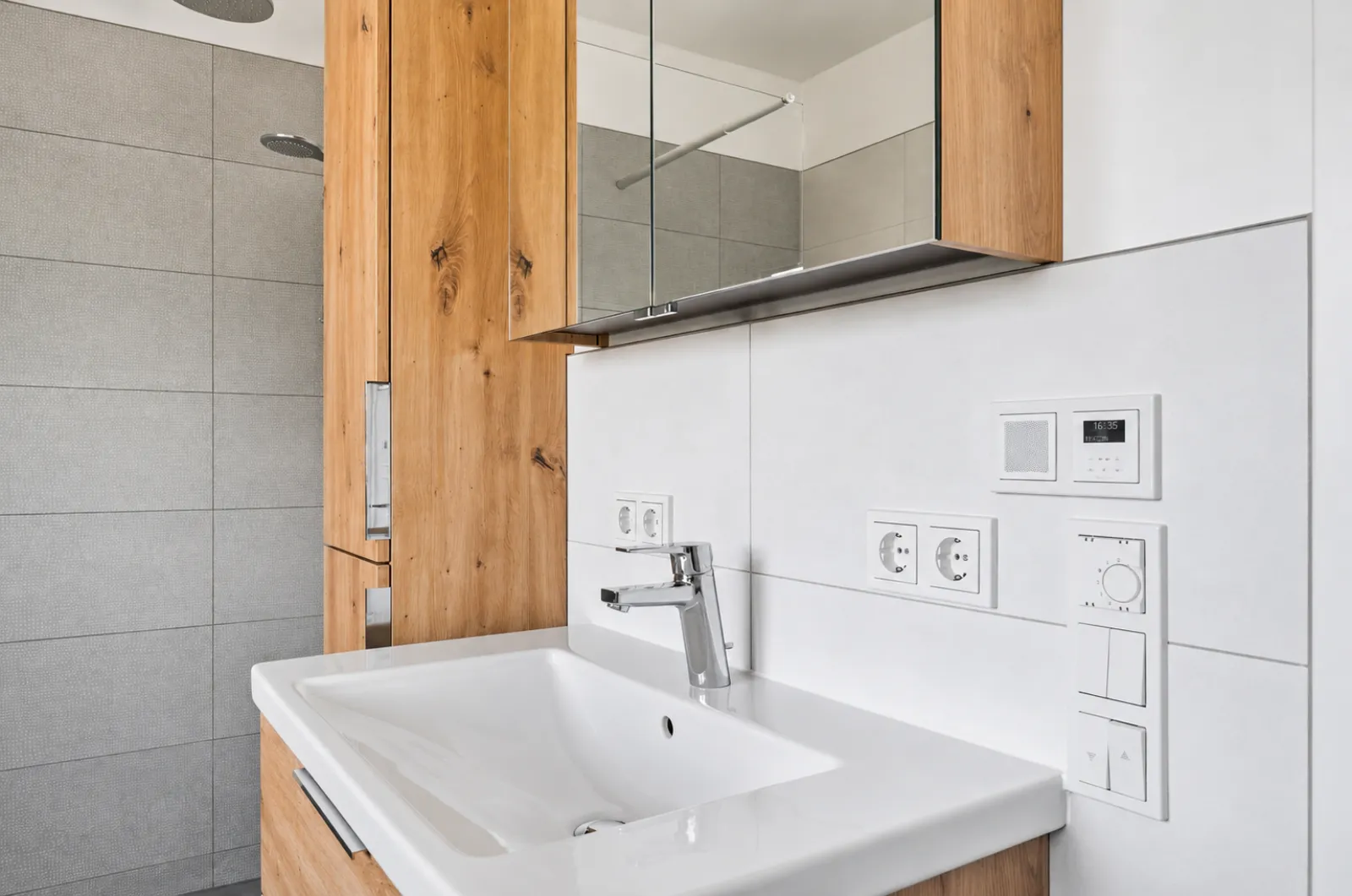 Modernes Badezimmer, HDR-Immobilienfotografie