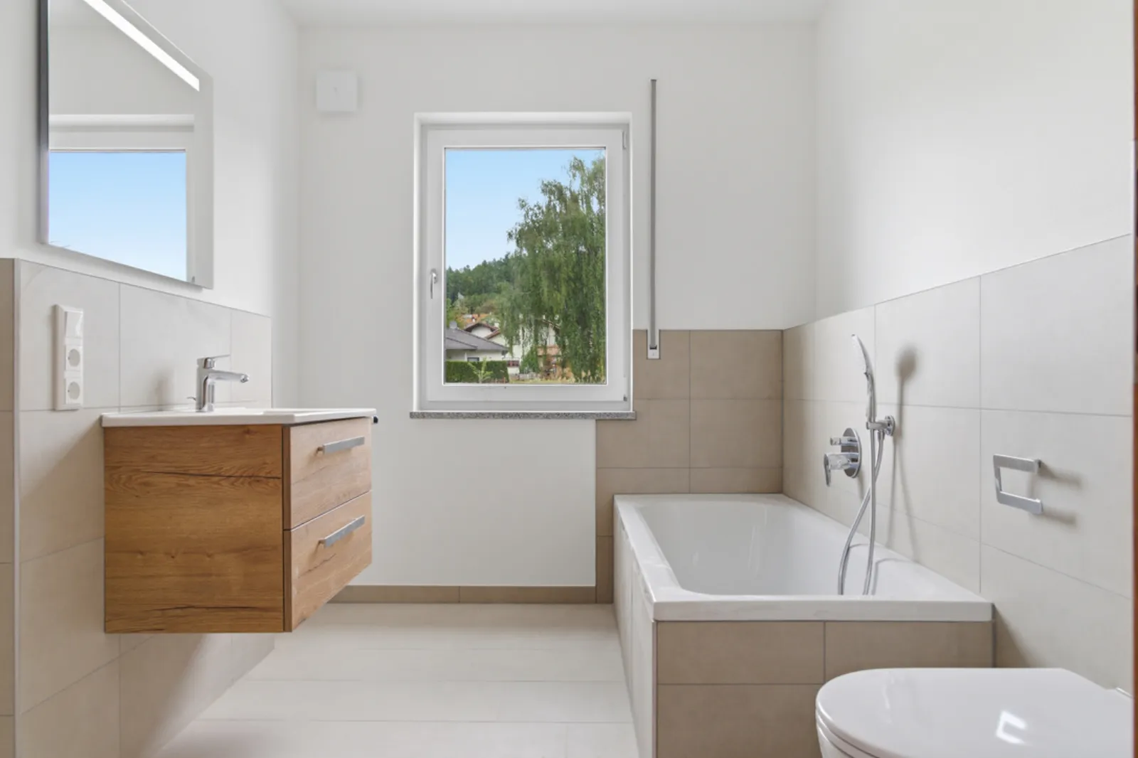 Helles Badezimmer mit Tageslicht, HDR-Aufnahme