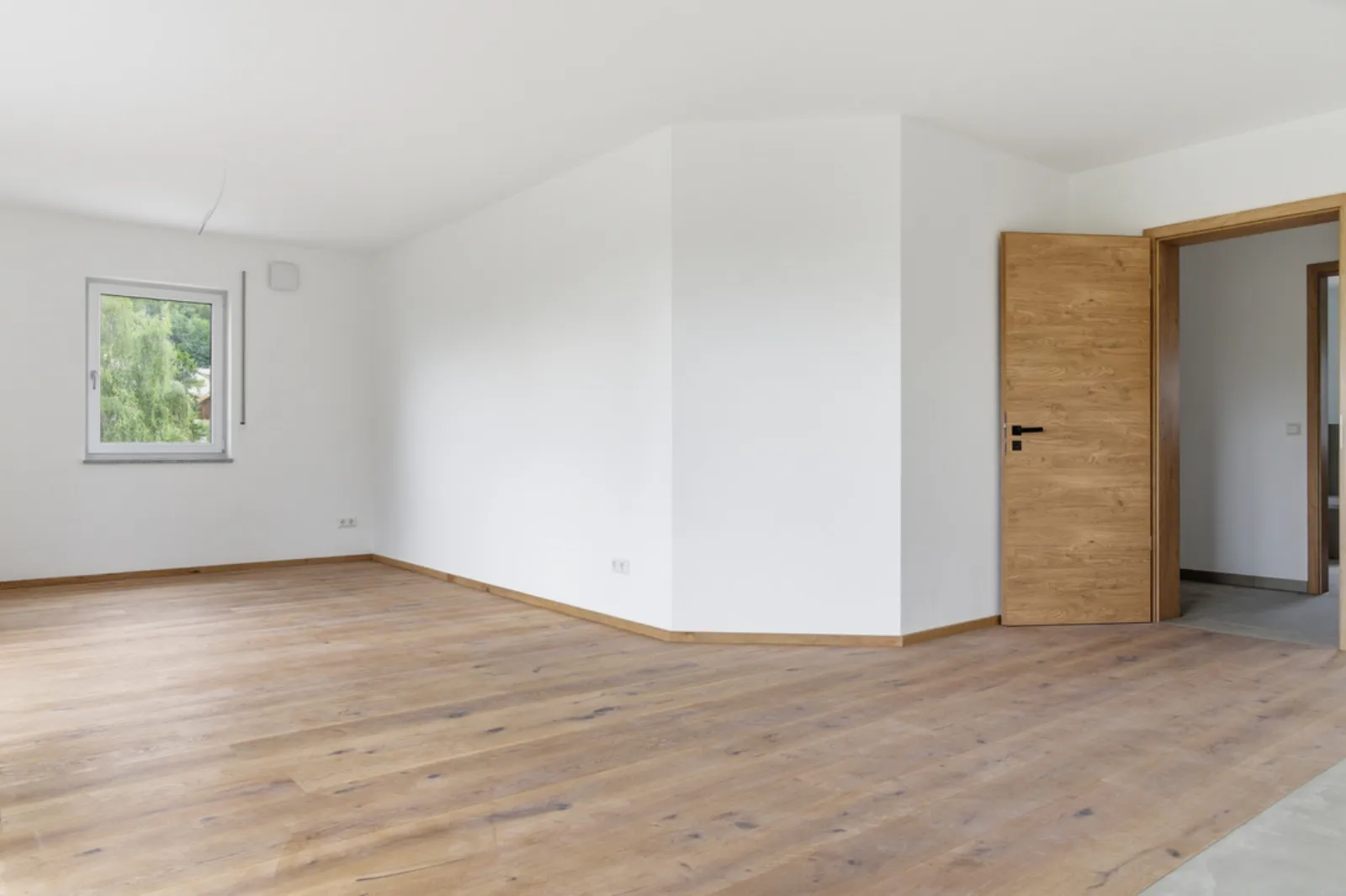 Heller Wohnraum einer Immobilie in Niederbayern