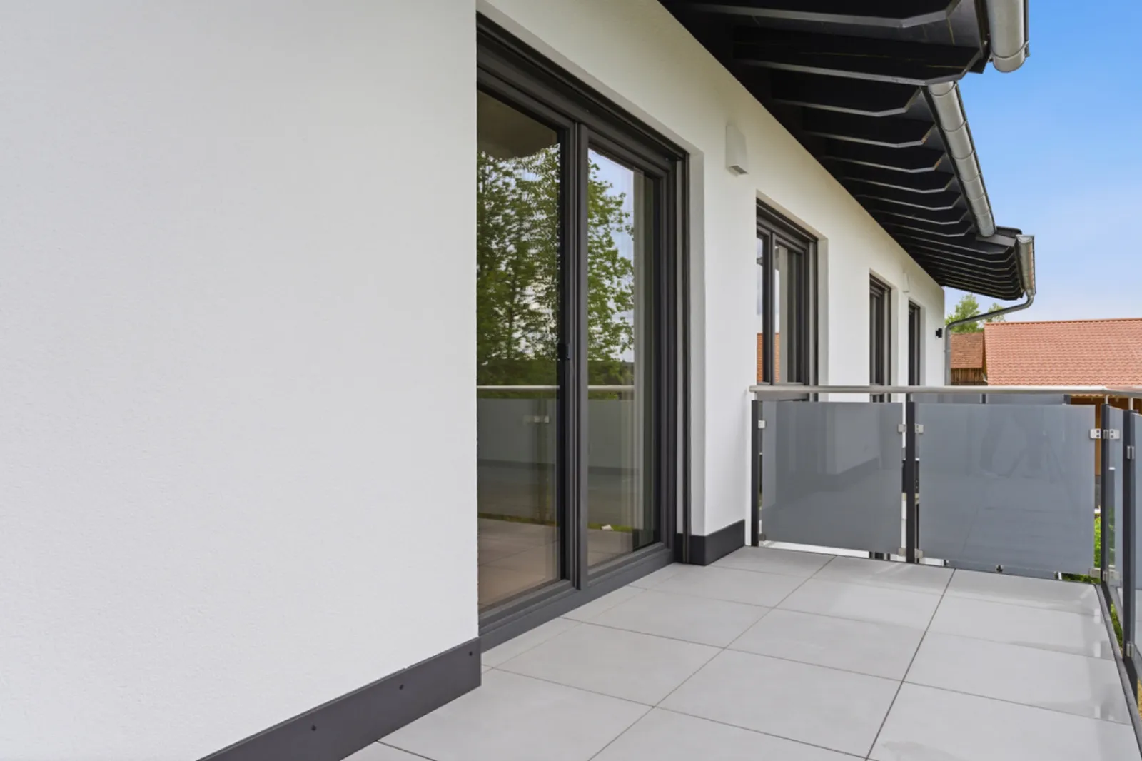 Balkon einer Wohnung mit Ausblick ins Grüne