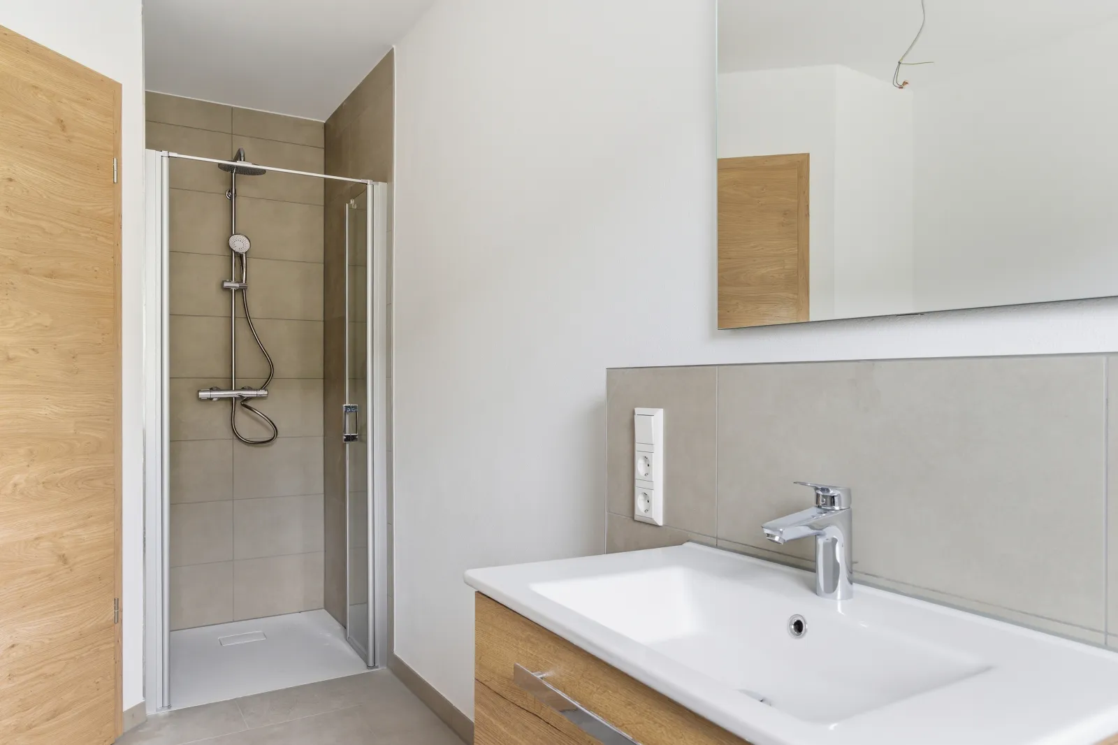 Badezimmer mit ebenerdiger Dusche