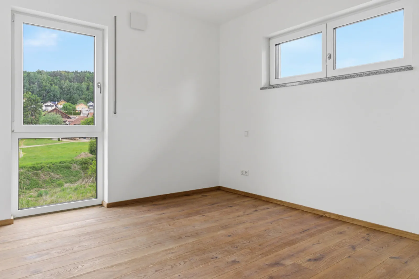 Wohnraum mit Tageslicht und Holzboden