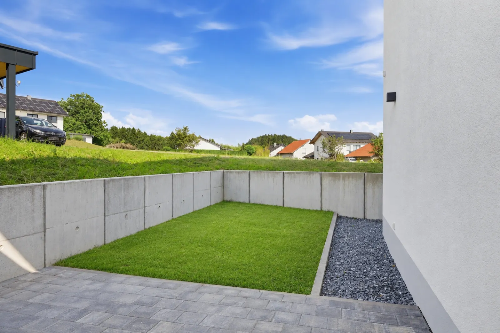 Gepflegter Garten mit Terrasse einer Immobilie
