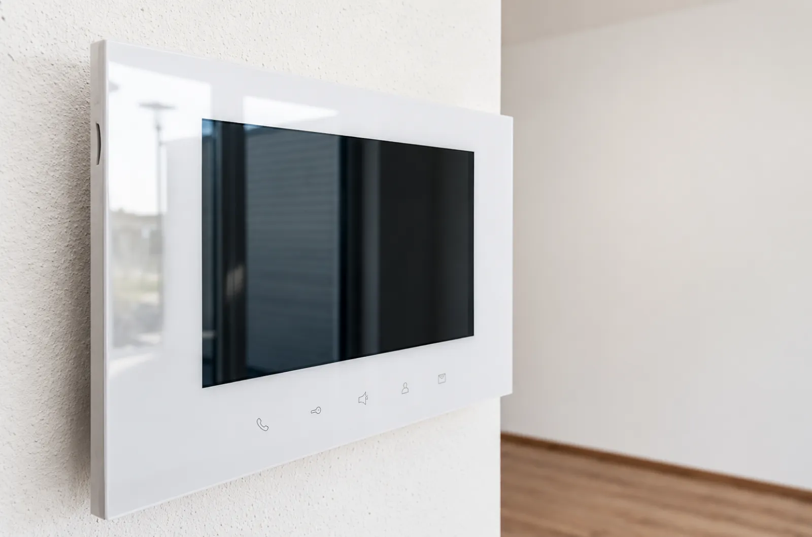 Arbeitsplatz mit Monitor in einer Immobilie, Detailaufnahme